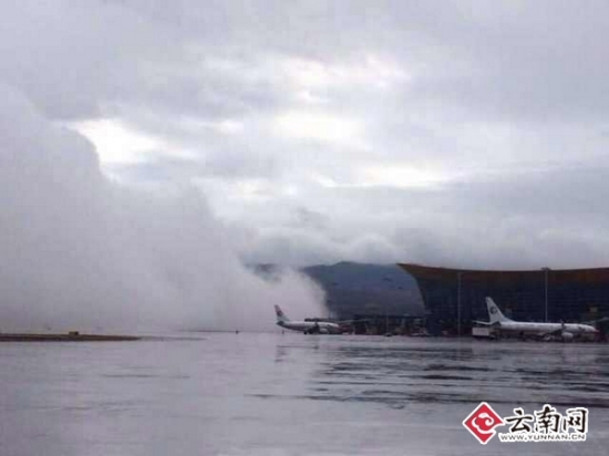 昆明長水機場跑道出現(xiàn)云墻