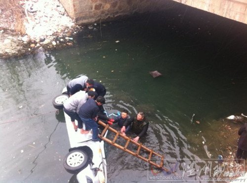 信陽轎車墜橋圖片