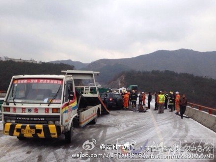 陜西交警高速執勤被撞