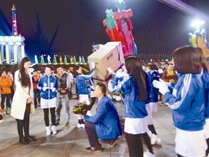 男子把自己打包送給女友 爛漫求婚感動女友