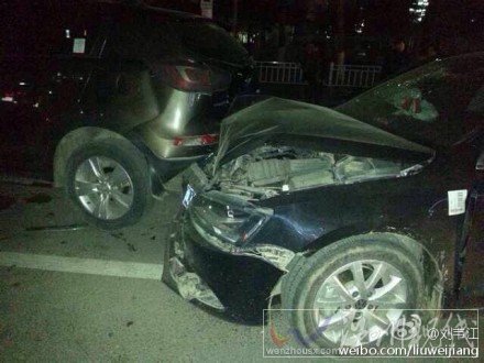 濮陽(yáng)市區(qū)路口6車連撞