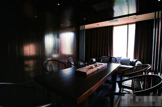 土豪網(wǎng)吧進(jìn)門費五千每小時69元 網(wǎng)吧使用外星人電腦