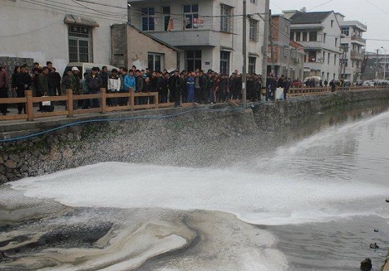 溫州甌海一河道河面著火 燒焦路邊車輛