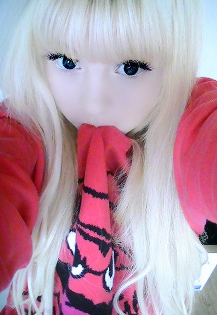 女孩長相酷似洋娃娃照片