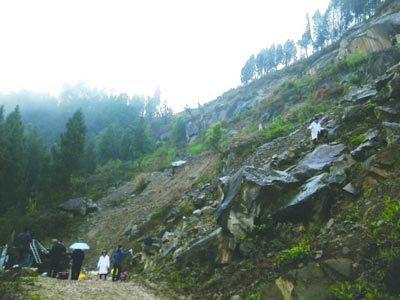 微型車墜崖的位置