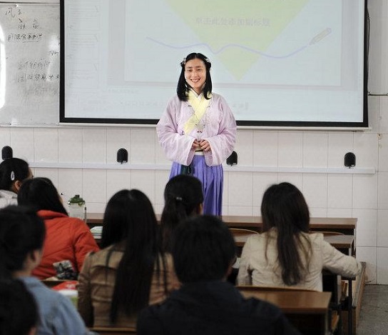 湖南衡師院英語老師穿漢服上課 被封神仙姐姐