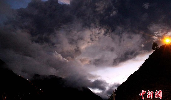 厄瓜多爾火山噴發圖片 一座活火山噴10千米高煙柱