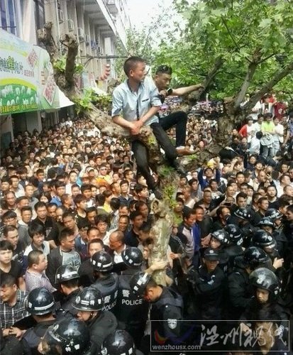 蒼南城管打人后反被群眾圍毆 城管被群眾打的渾身是血