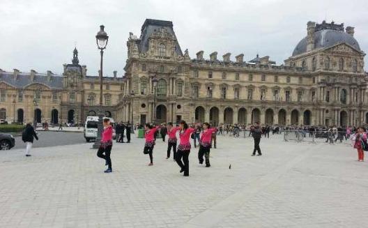 中國大媽盧浮宮廣場跳廣場舞