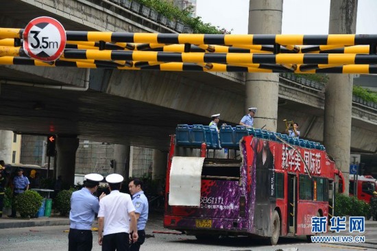 南寧雙層公交車被削頂