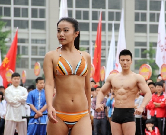 陜西省大學(xué)生田徑運(yùn)動(dòng)會(huì)開(kāi)幕式 女生穿比基尼男生穿泳褲