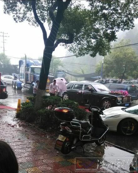 溫州再現土豪婚車隊 擎天柱當頭勞斯萊斯蘭博基尼在后