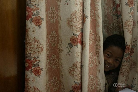 上海老太收養黑人棄嬰 14年后終于上了戶口