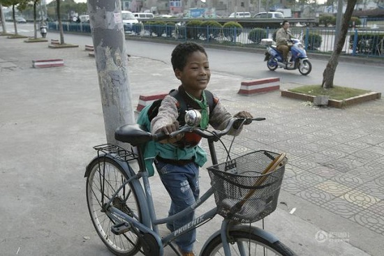 上海老太收養黑人棄嬰 14年后終于上了戶口