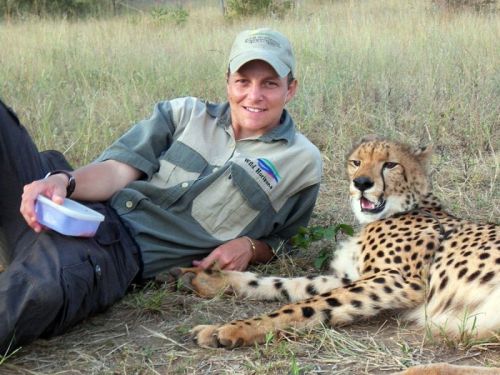 男子收養孤兒獵豹當寵物