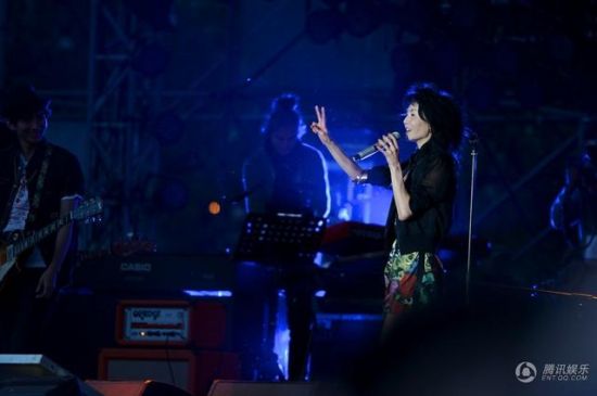 草莓音樂(lè)節(jié)張曼玉唱搖滾