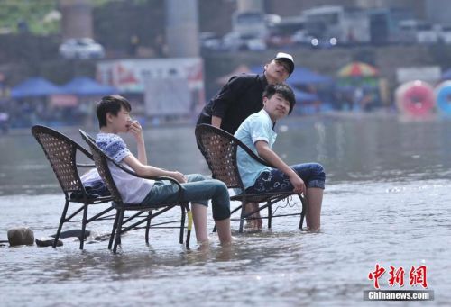 2014年5月5日重慶嘉陵江邊不少市民戲水納涼