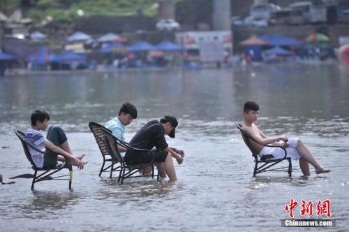 2014年5月5日重慶嘉陵江邊不少市民戲水納涼