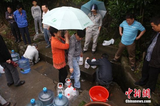 富春江水污染杭州市民擔(dān)心杭州停水忙囤水