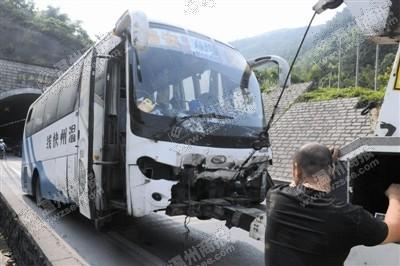 瑞安塔石隧道越野車客車相撞車禍
