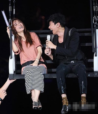 林俊杰戀大2歲女星