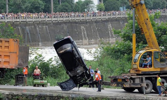 重慶暴雨沖走轎車