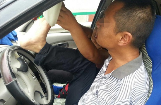 雙腳無證駕駛 司機沒有雙手用腳開車被查