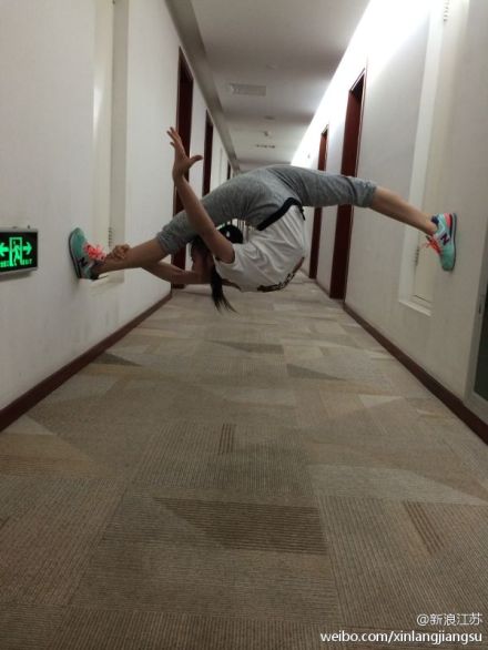 新一字馬女神微博走紅