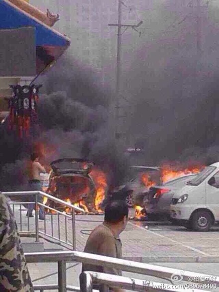 一粥七天門口的轎車自燃事故
