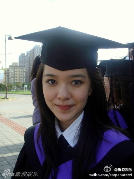 郭采潔大學畢業照