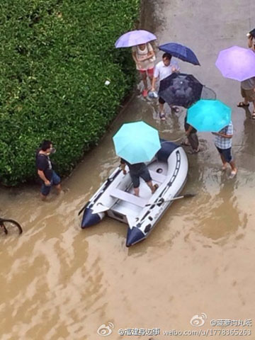 一些福州市民把橡皮艇拿出來當(dāng)代步工具