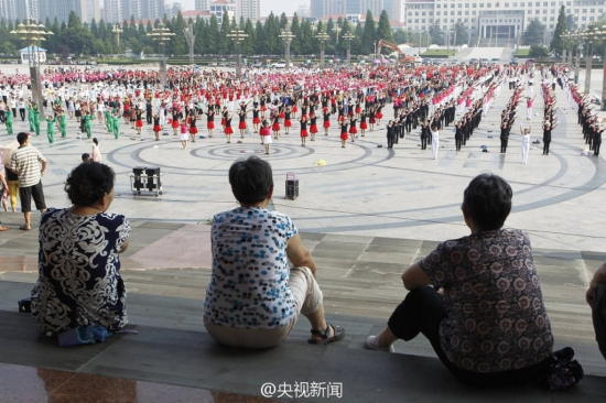 河南駐馬店兩千人齊跳廣場舞