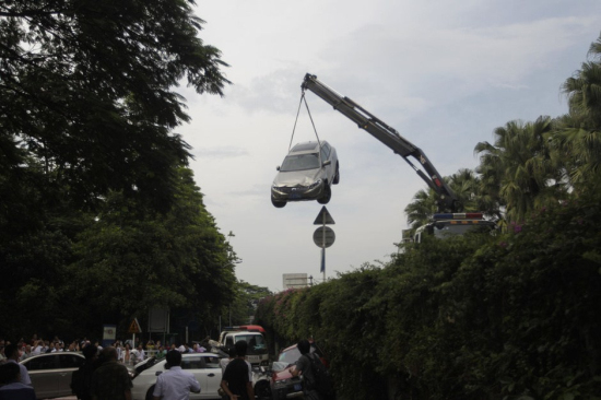 深圳街頭6車連撞像疊羅漢