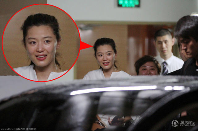 全智賢素顏現(xiàn)身地下車庫(kù)