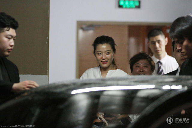 全智賢素顏現(xiàn)身地下車庫(kù)