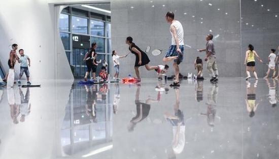 杭州火車東站大廳成羽毛球場