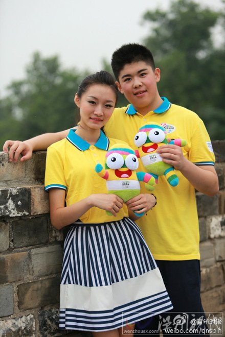 青奧形象大使被吐槽 表情僵硬妝很濃