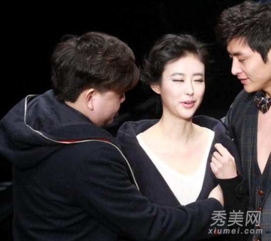 女星慘遭導演扒衣瞬間