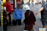 城管與大媽當街互跪 城管和小販都不容易
