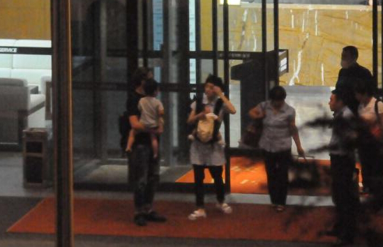 鄧超孫儷攜兒女現身