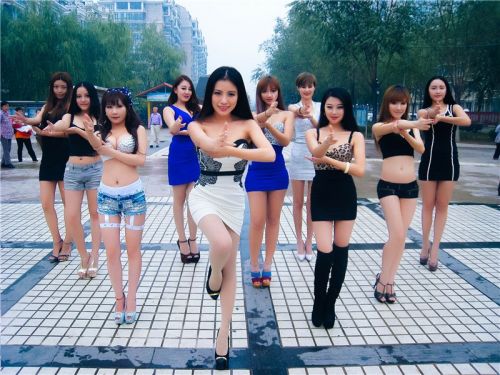 嫩模團短裙跳手槍舞