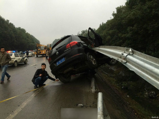 四川越野車撞人逃逸后又撞死1家4口