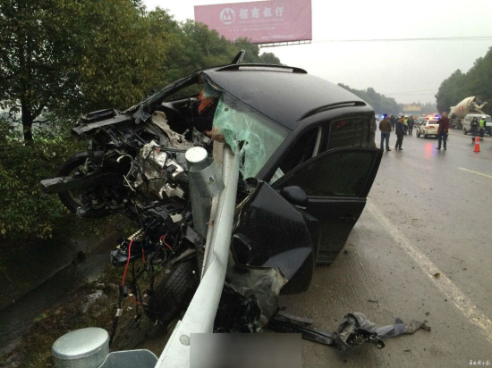 四川越野車撞人逃逸后又撞死1家4口