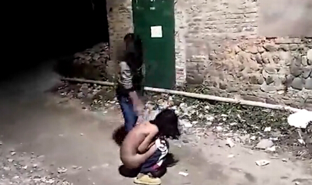 初中女生被扒光毒打踢下體