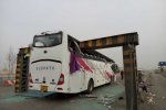 天津客車車禍 1月26日津霸公路旅游客車被限高桿橫切