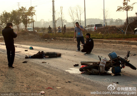 摩托車行駛中爆炸