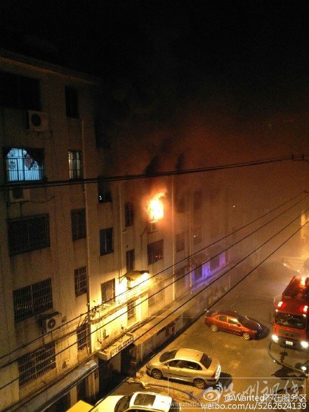 起火房屋內不斷冒出濃煙