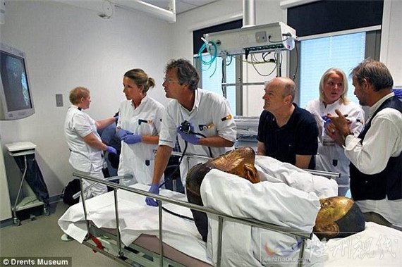 和尚端坐佛像里面 好像他一直在打坐一樣