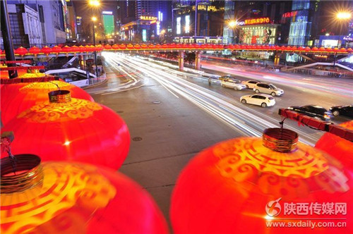 西安街頭掛滿了紅燈籠