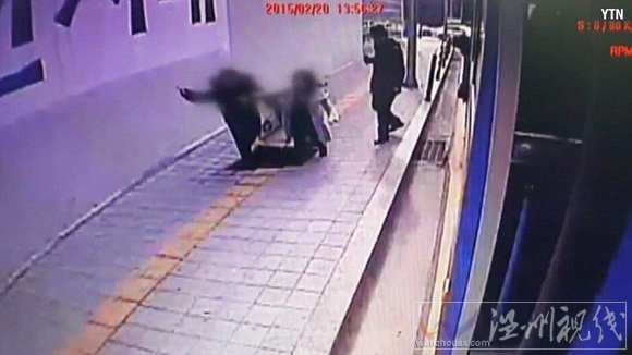 兩名行人掉進坍塌的洞里